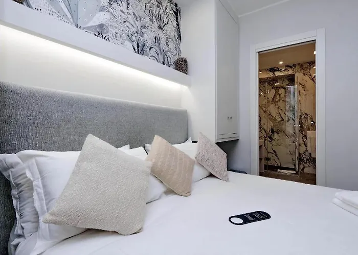 Konukevi Boutique Della Croce 4*